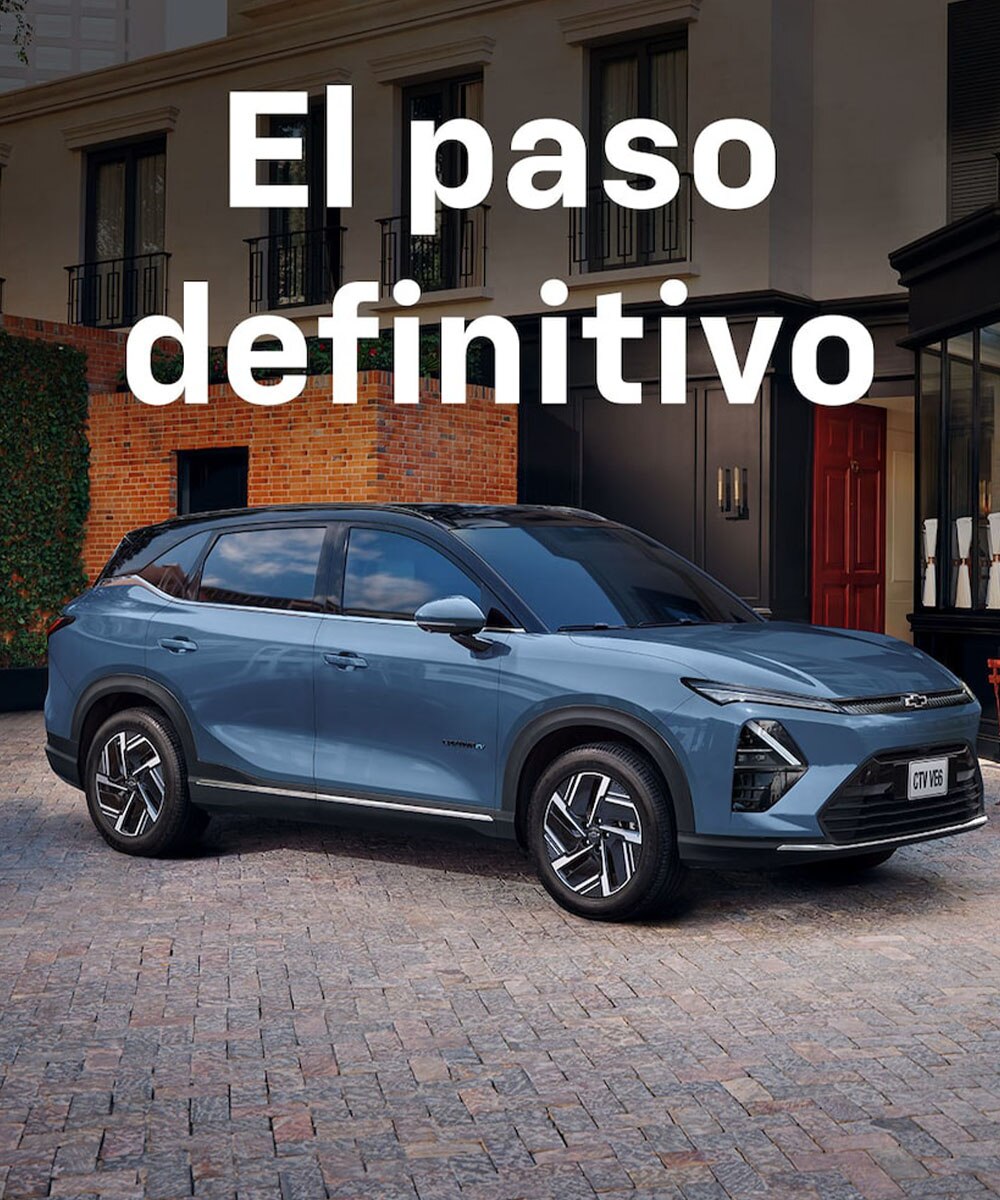 Chevrolet Captiva EV azul estacionada en área comercial.